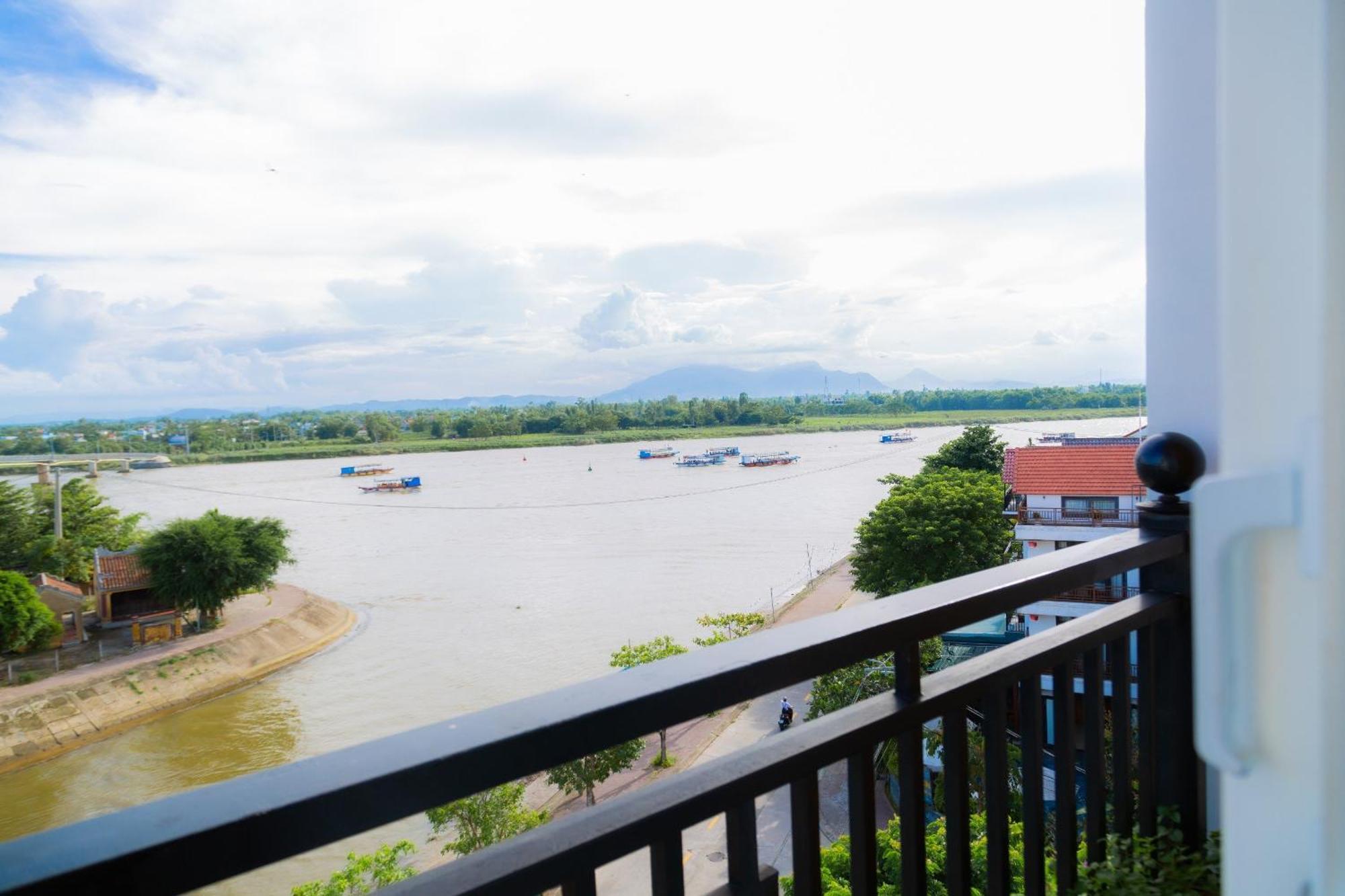 Royal Riverside Hoi An Hotel & Spa Eksteriør billede